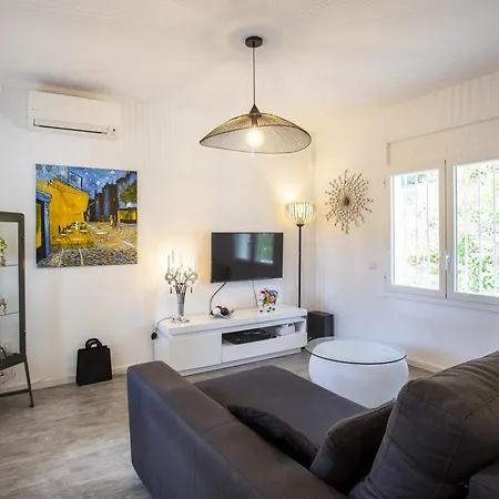 Casa Renovada Con 3 Dormitorios, Terraza Y Barbacoa A 3 Km De La Playa En - Hisp-288-46 *